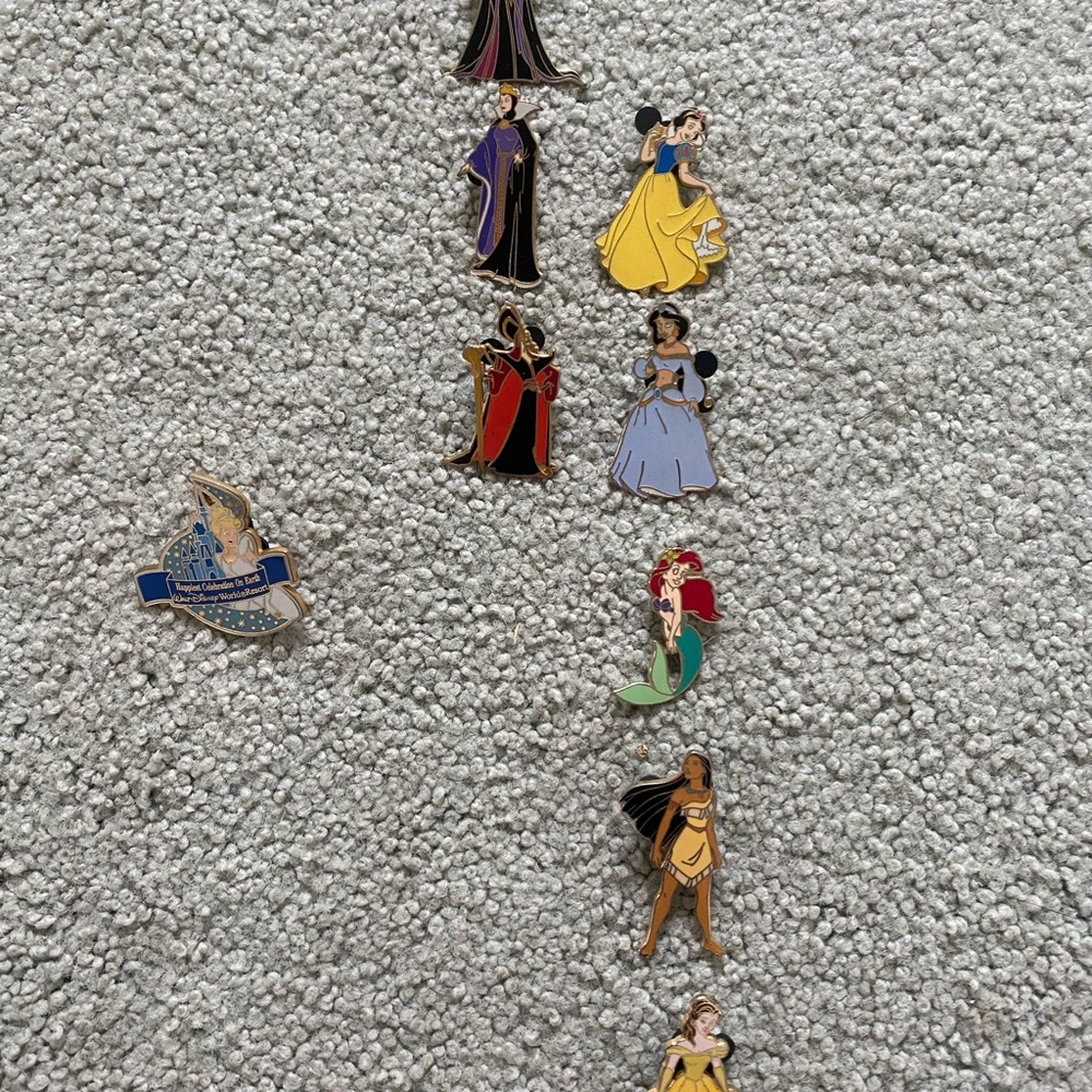 2002 vintage Disney Princess and villain Enamel Pin Collection - Multicolor